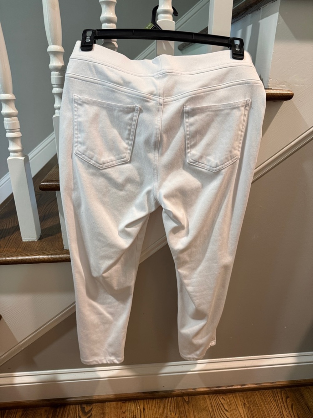 Time and Tru white Pull-On capri length Pants - Picture 2 of 4